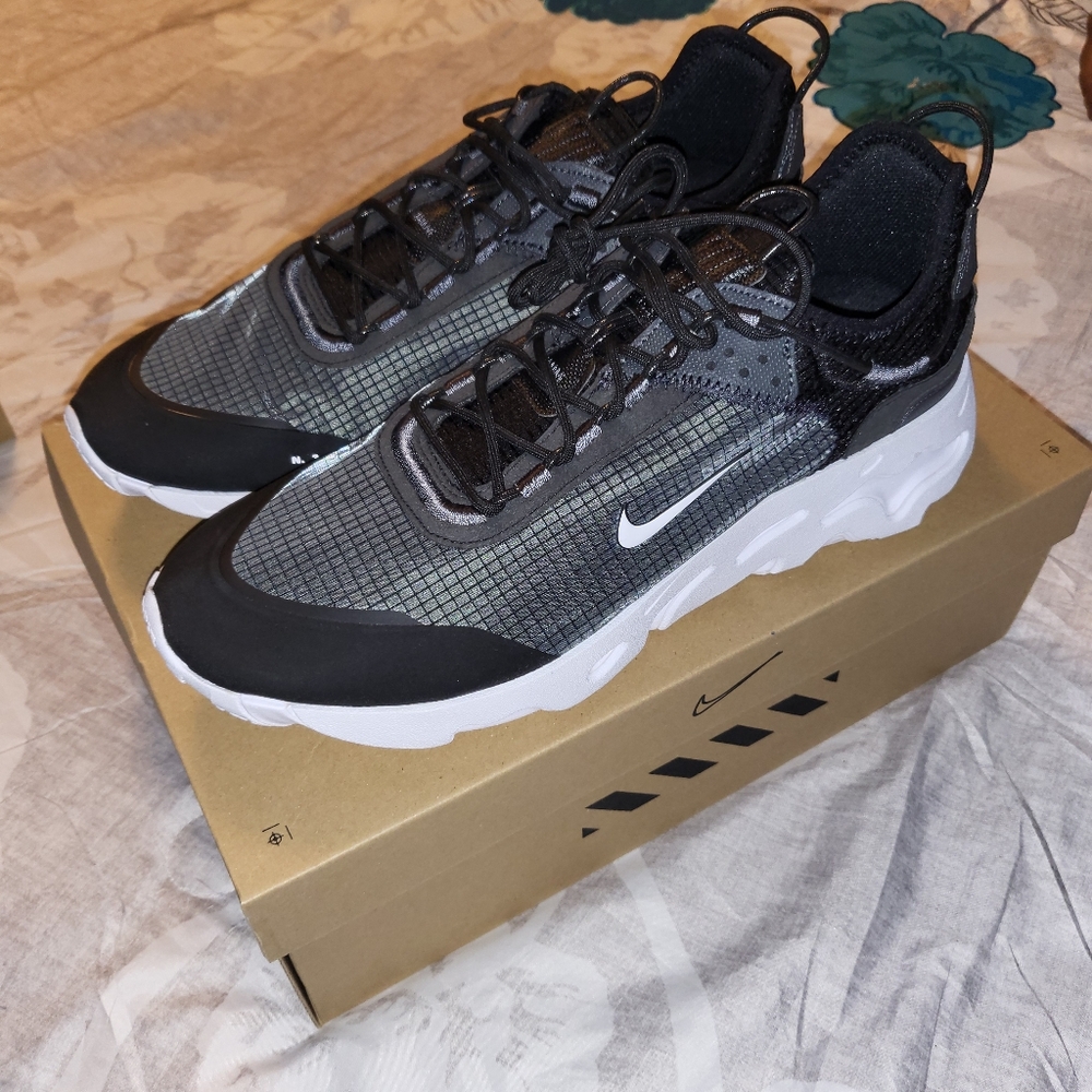Nike React Live New with Box